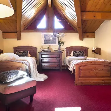 Sleeps 8 Pool Wifi Apartment